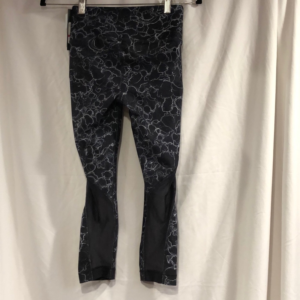 NWT UA Heatgear Midrise Capris Leggings - Picture 3 of 4